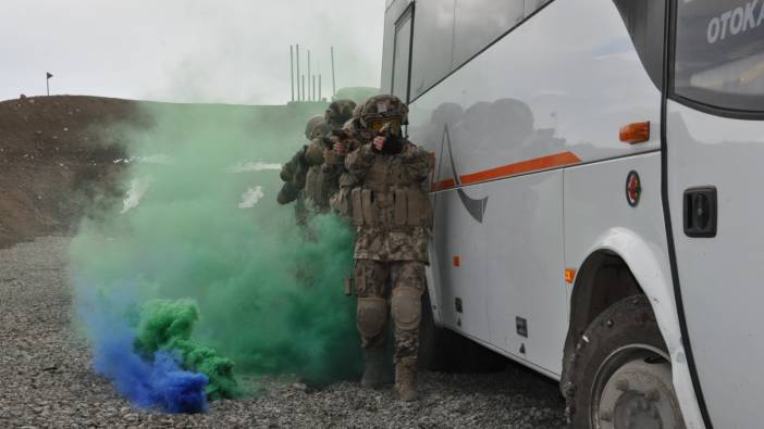 Özel harekat polisinden nefes kesen eğitim tatbikatı