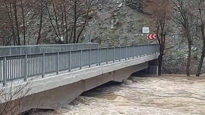 Munzur Çayı 3 noktada taştı; kara yolu ulaşıma kapatıldı