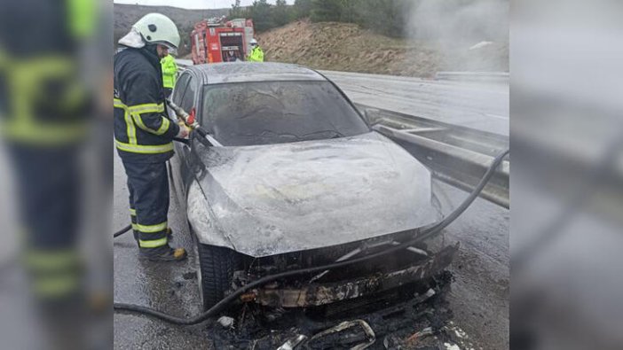 Bariyerlere çarpan otomobil alev aldı; 4 yaralı