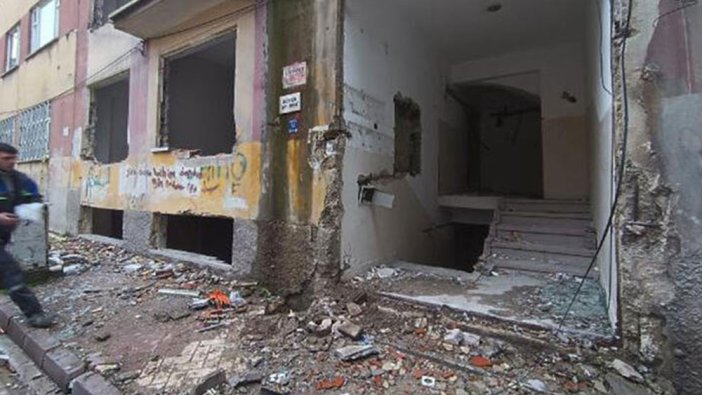 Elazığ'da ağır hasarlı binada doğal gaz kaçağı