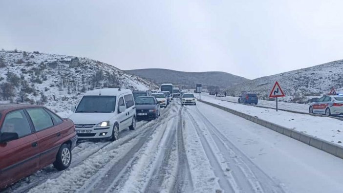 Afyonkarahisar'da dolu yağışı hayatı durma noktasına getirdi
