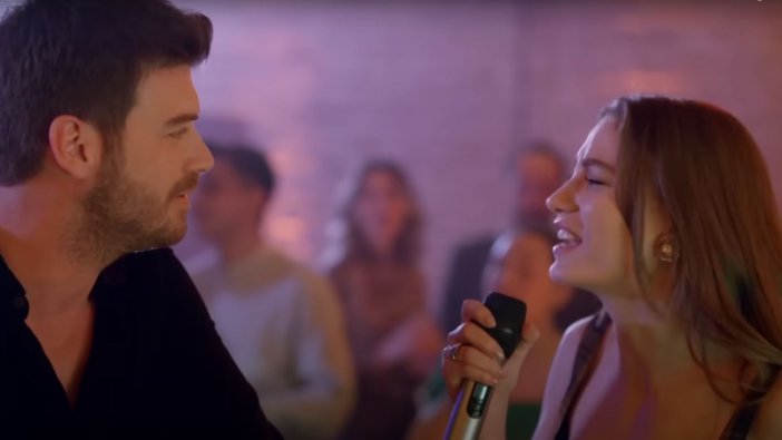 Serenay Sarıkaya ''Yaramızda Kalsın'' kalsın performansıyla gündem oldu 