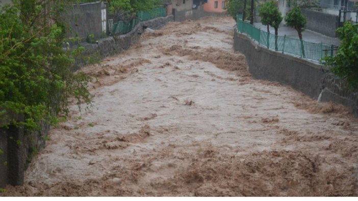 Yağmur fena vurdu: Okullar tatil edildi