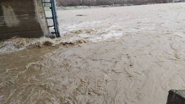 Batman sele teslim oldu: Heyelan yolları kapattı