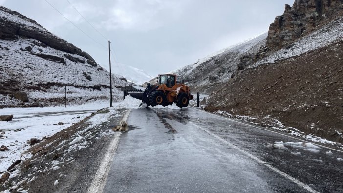 Van Bahçesaray yolu ulaşıma kapatıldı