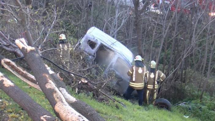 Avcılar'da araç ağaçlık alana uçtu: 1 ölü