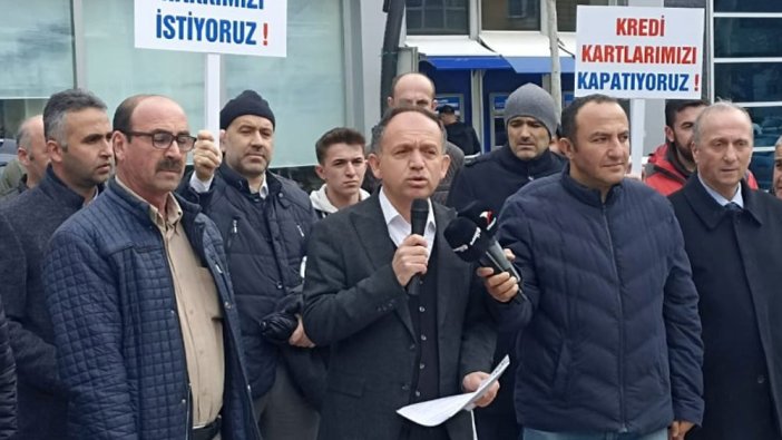 Öğretmenlerden banka önünde promosyon eylemi