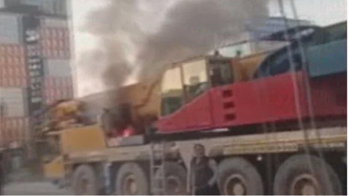 Vinç yangını E-5 trafiğini tıkadı