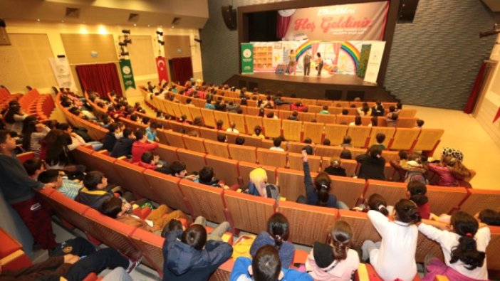 Çocuklar tiyatro ile eğlenerek öğreniyor