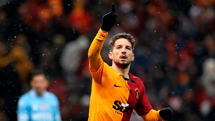 Mertens Galatasaray'da kalmaya devam ediyor