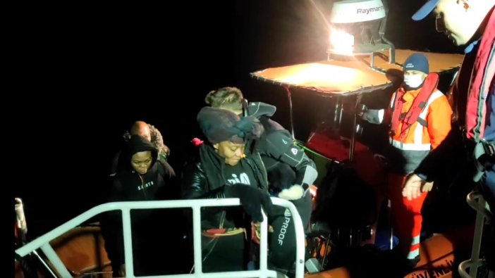 Ayvalık'ta 38 düzensiz göçmen kurtarıldı