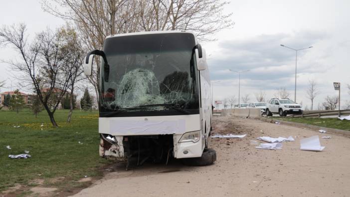 Yolcu otobüsü, beton blok ve bariyerlere çarptı: 17 yaralı