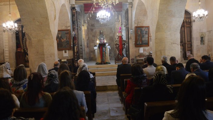 Mardin'de tarihi 2 kilisede 'paskalya' ayini