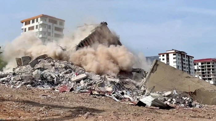 Ebrar Sitesi'ndeki ağır hasar alan binaların yıkımına başlandı