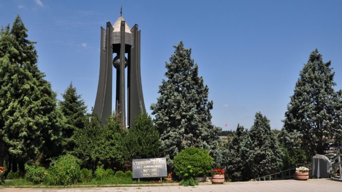 Özal kabri başında anıldı