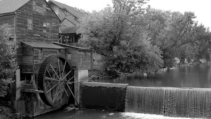 500 yıllık değirmende un öğütüyor