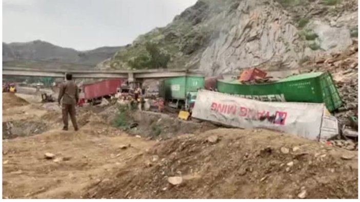 20'den fazla tır toprak altında kaldı