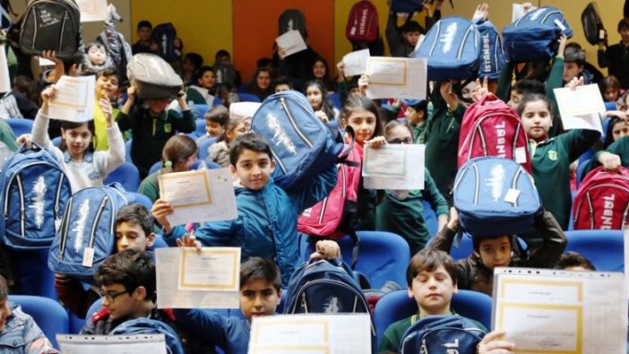 İBB 16 bin öğrenciye  karne hediyesi dağıttı