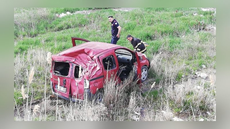 Ticari araç şarampole yuvarlandı: 2 yaralı