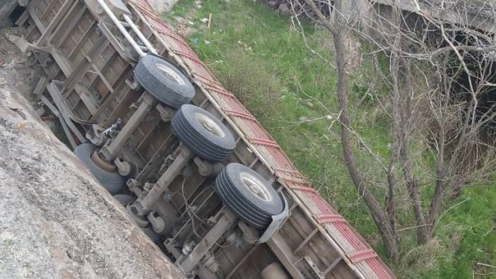 Ankara'da TIR şarampole devrildi; 1 ölü, 2 yaralı