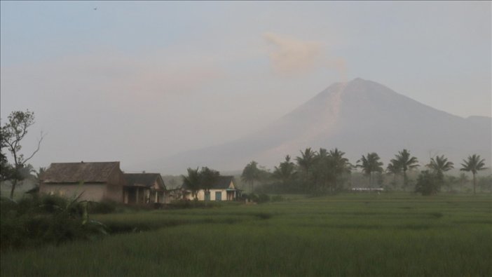 Semeru yanardağı kül püskürtmeye başladı