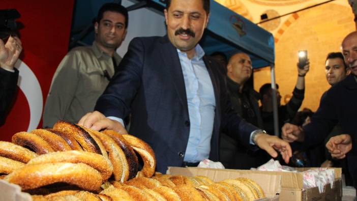 Vali Masatlı halka simit dağıttı