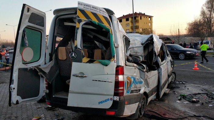 İşçi servisi beton bariyere çarptı: 2 ölü 8 yaralı