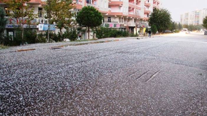 Diyarbakır'da sağanak doluya döndü: Sokaklar beyaza büründü