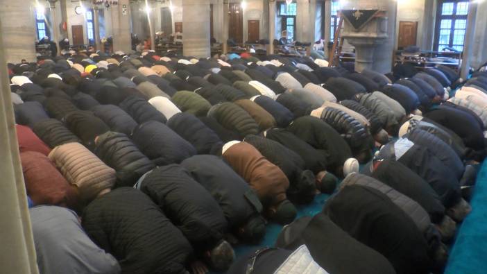 Taksim ve Eyüpsultan Camii'ne binlerce kişi akın etti