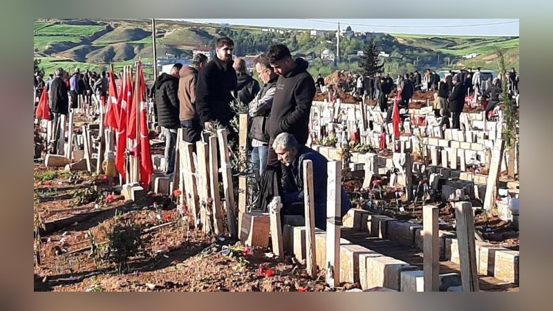 Bayram sabahı mezarlıklara akın edildi