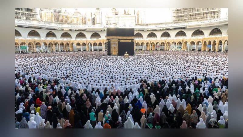 Milyonlarca Müslüman Kabe’de bayram namazını kıldı