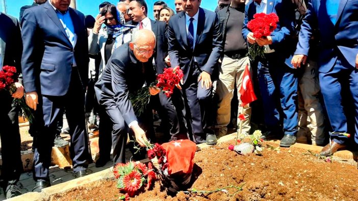 Kılıçdaroğlu depremzedelerin mezarlarını ziyaret etti