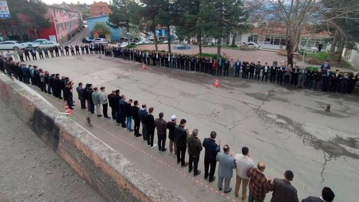 Gelenek bu yıl da bozulmadı: 1 Kilometrelik bayramlaşma kuyruğu