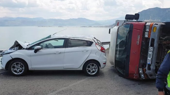 Kamyonetle otomobil çarpıştı