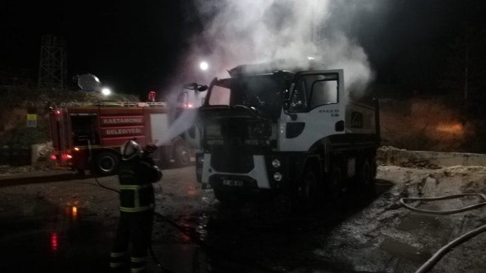 Motor kısmında yangın çıkan kamyona itfaiye müdahale etti