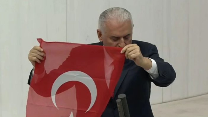 Binali Yıldırım İstiklal Marşı'nı kağıda bakarak yanlış okudu