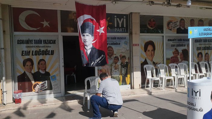 İYİ Parti Kadirli seçim bürosunun önüne boş kovan bırakıldı