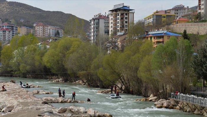 Munzur Çayı'nda kaybolan 3 kişi dron ve botlarla aranıyor