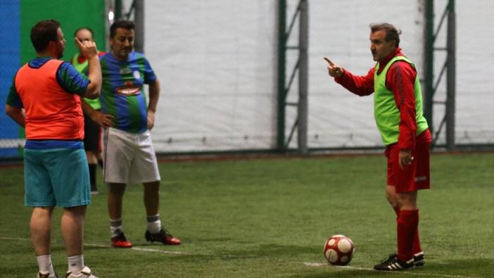 Bakan Bak, halı sahada futbol oynadı