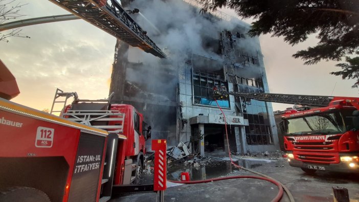 Akit'in bulunduğu binada çıkan yangın devam ediyor