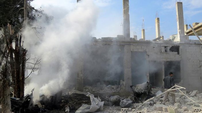 Esed rejiminin İdlib'e yoğun hava saldırısında 9 kişi öldü