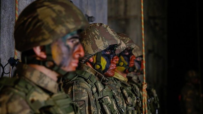 Başbakan komandoları izledi