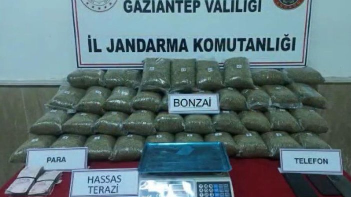 Baskında çantalar dolusu uyuşturucu ele geçirildi