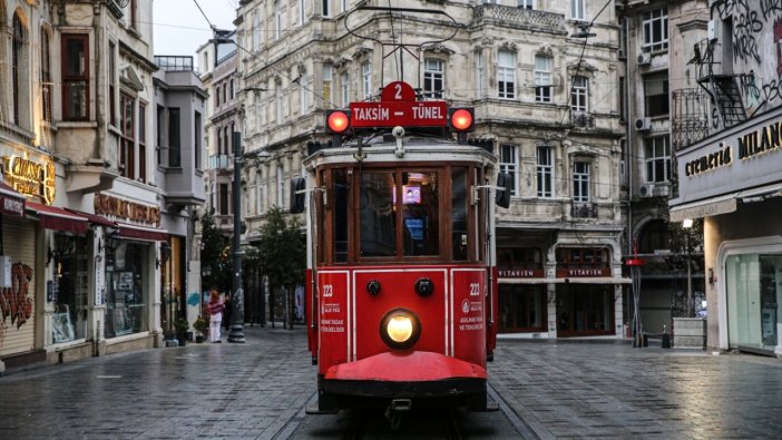 Yarı çıplak turist ortalığı birbirine kattı