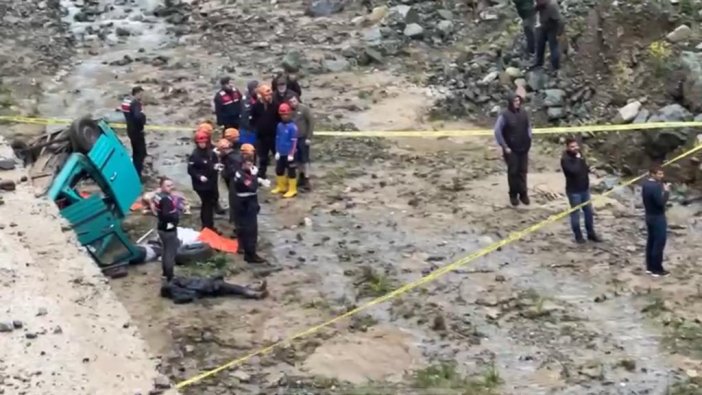 Araç dereye uçtu: 4 ölü 1 yaralı