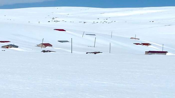 Görenler hayrete düştü: Nisan bitti evler hala kar altında