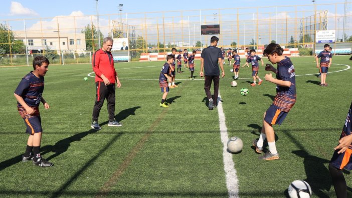 Depremin yaralarını futbol ile sarıyorlar