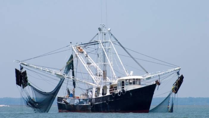 Yasadışı avlanan gemiye el konuldu