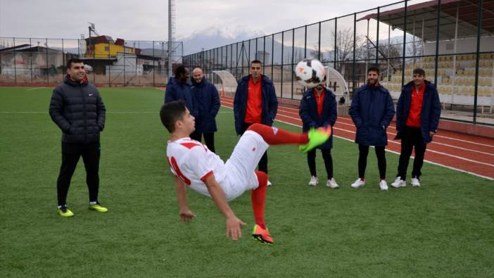 Balona röveşata atmaya çalışan genç, futbolculuk hayaline kavuştu