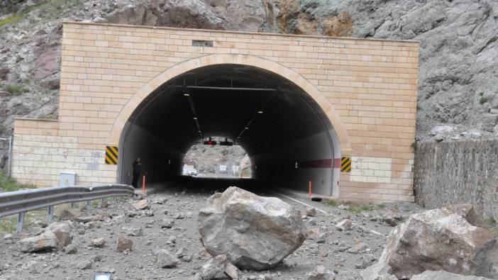 Dev kayalar karayolunu kapadı